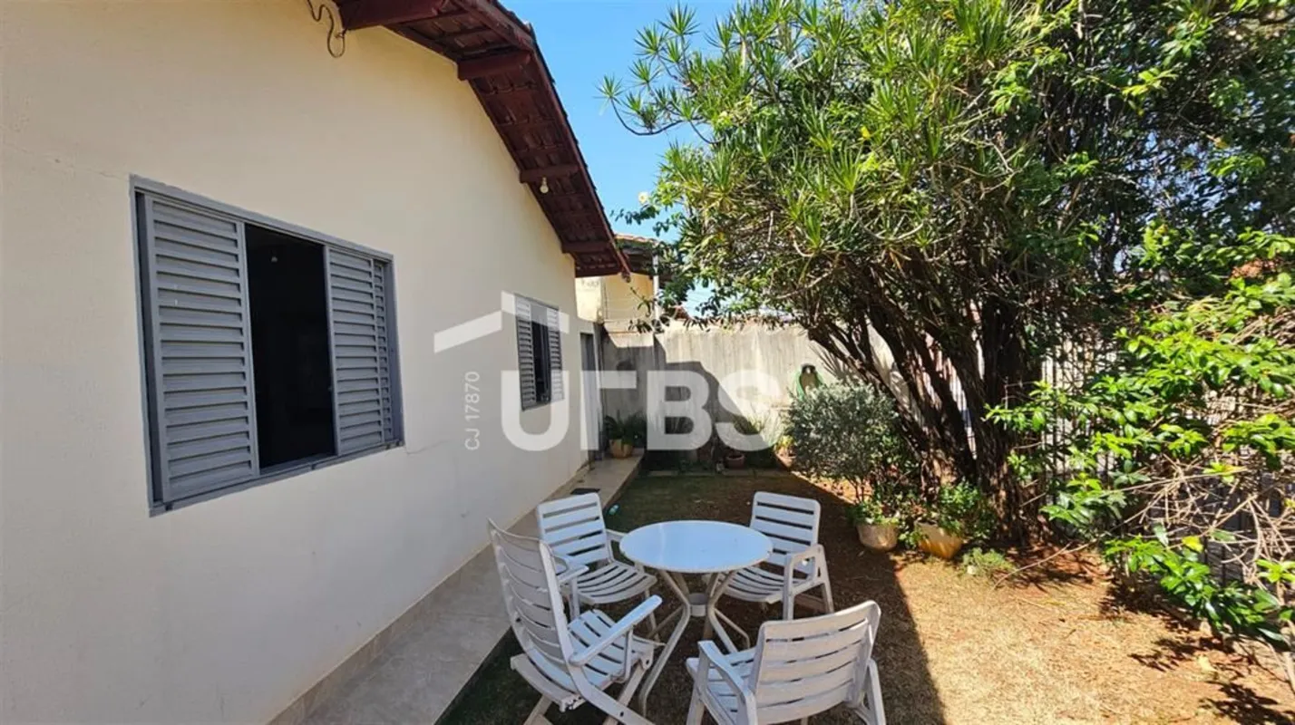 COD U-0034017 - Casa no Parque das Laranjeiras125 m2 de área construída231m² de ...
