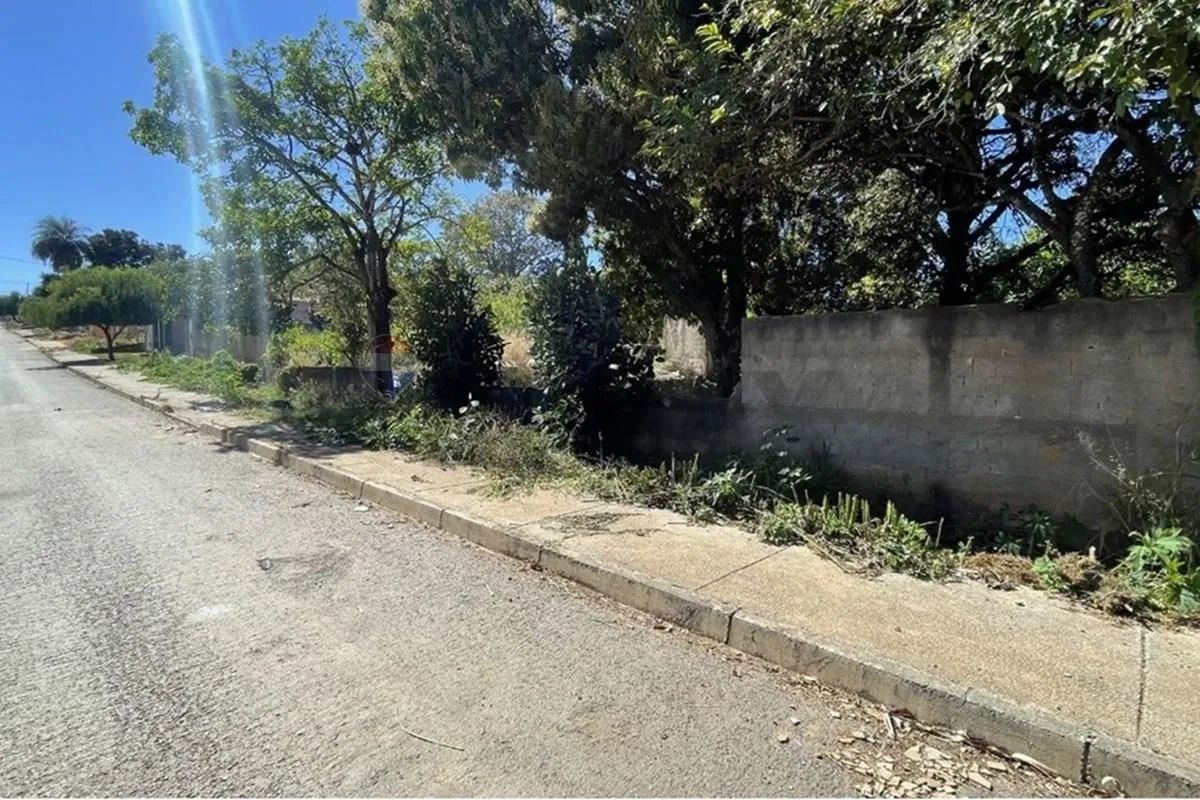 Os três lotes localizados no Bairro Parque Nápoles, na Cidade Ocidental Goiás, f...