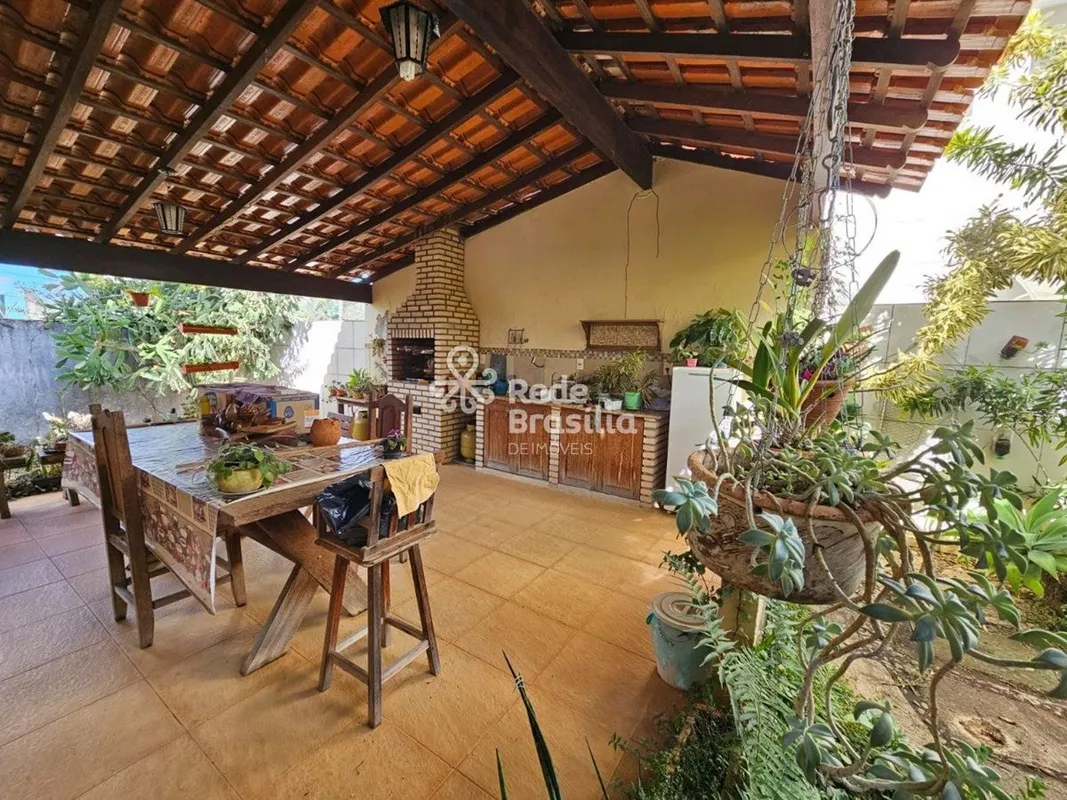 Em um terreno amplo de 800m², casa térrea na laje, nascente com 3 quartos, sendo...
