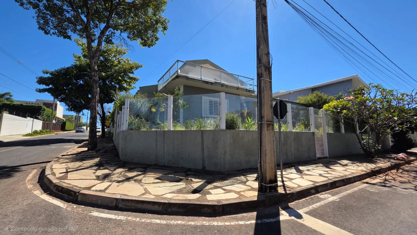 Casa de esquina localizada em uma das regiões mais valorizadas do Lago Norte.No ...