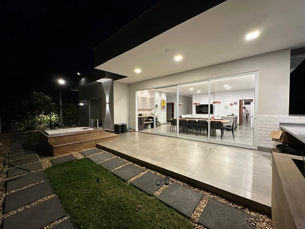 Casa Térrea com Habite-se no Condomínio Reserva Santa Mônica. DF 140Imóvel pode ...