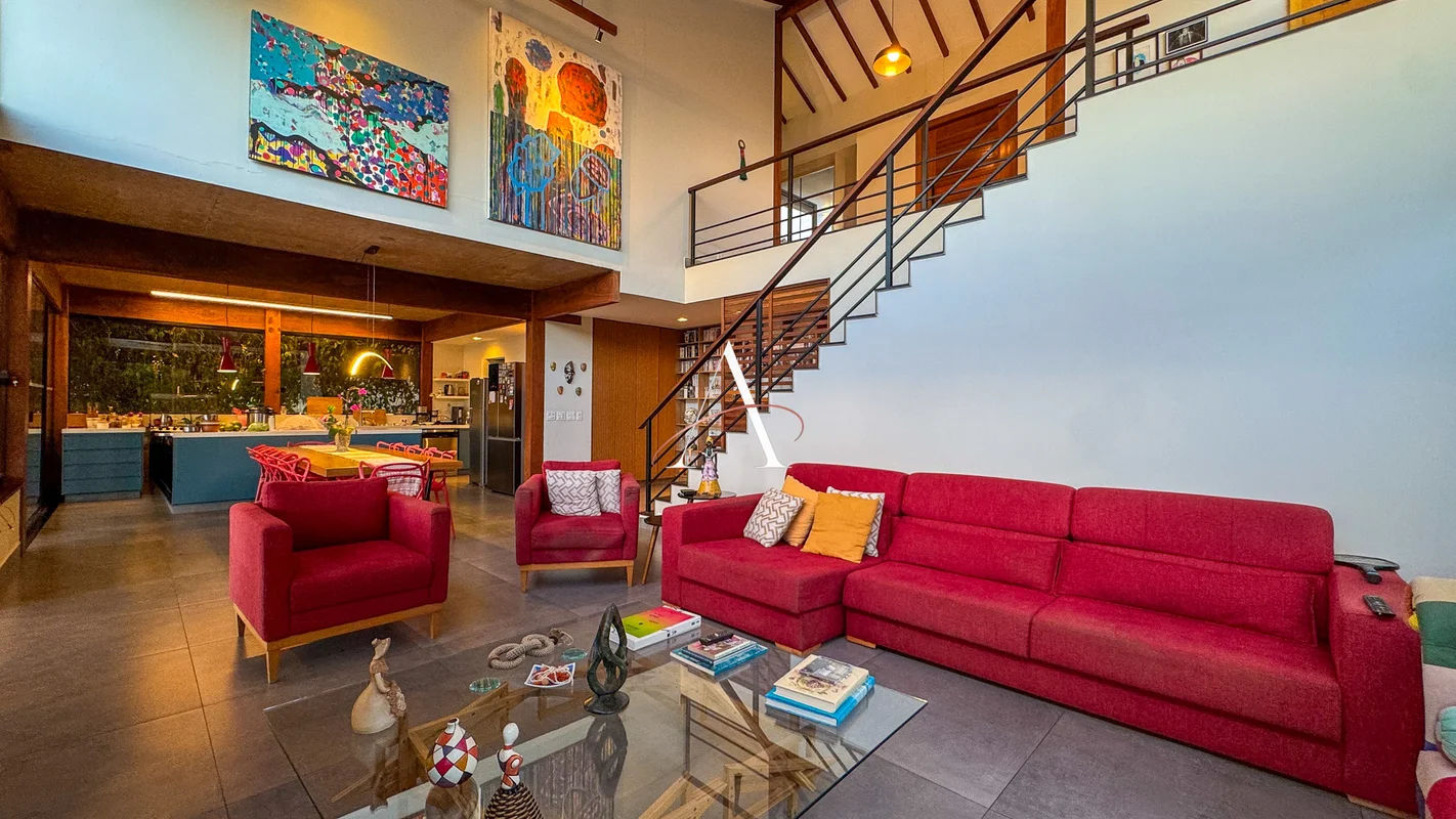 Há casas que impressionam. Esta acolhe.No coração do Jardim Botânico, onde a nat...