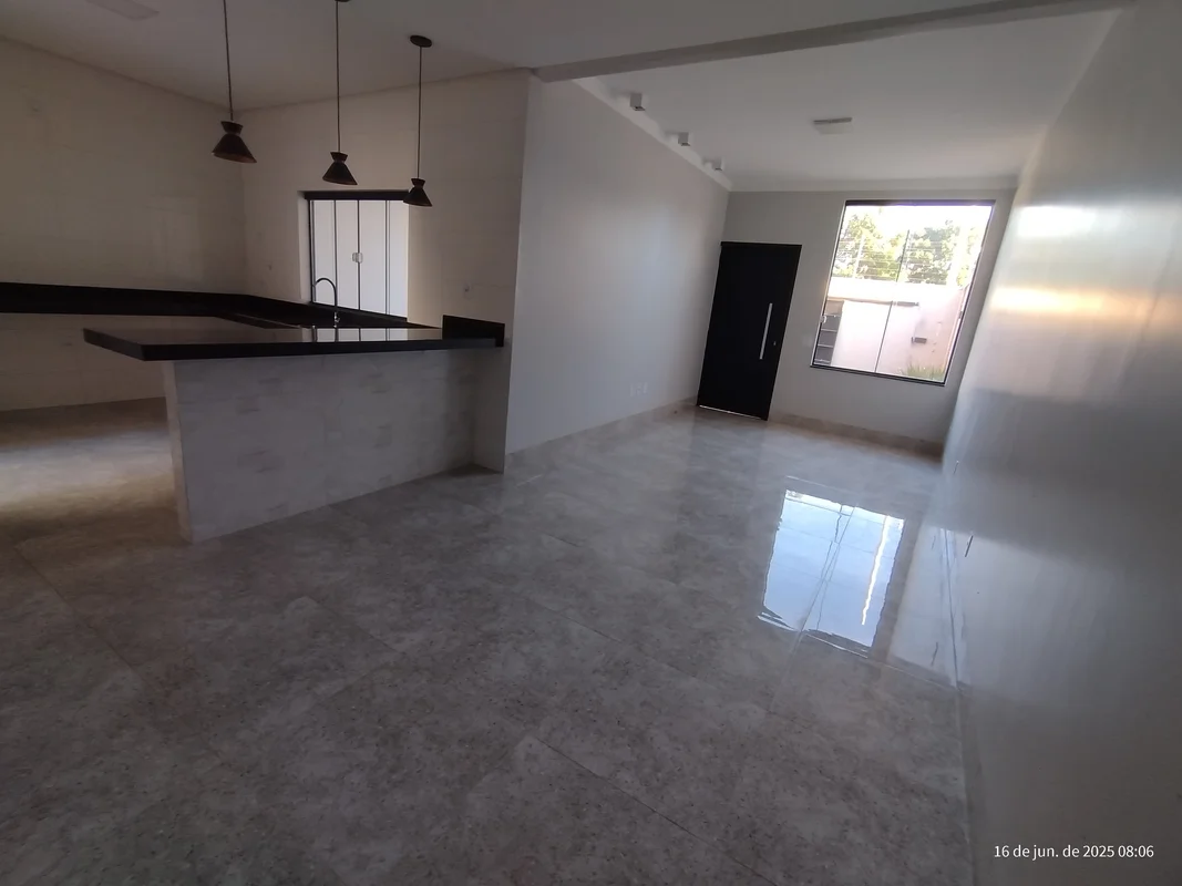 - NOVA - 02 Quartos, sendo 2 suítes (uma americana)Imagine morar em uma casa mod...