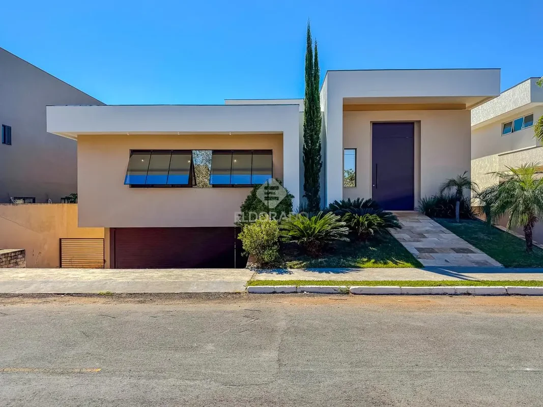 Apaixone-se por esta linda casa térrea no Residencial Santa Mônica, localizado n...