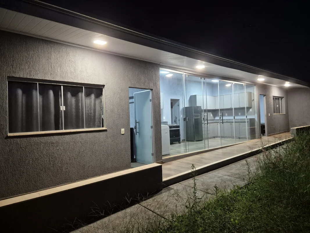 Casa com 2 suítes, armários na cozinha, fogão novo, geladeira nova, máquina de l...