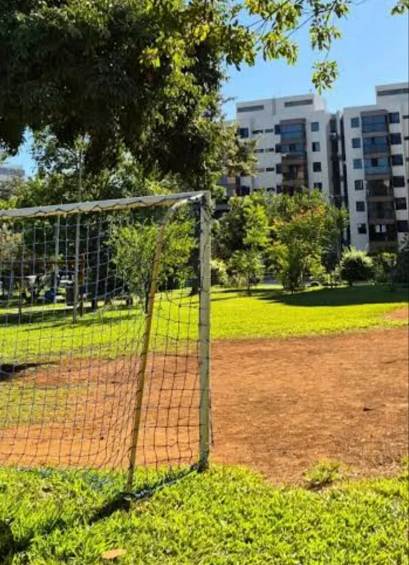 Descubra um apartamento confortável e bem localizado na SQN 215 Bloco B, ASA NOR...
