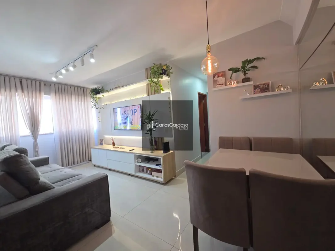 O apartamento esta lindo, precisando de moradores!São três quartos sendo um suit...