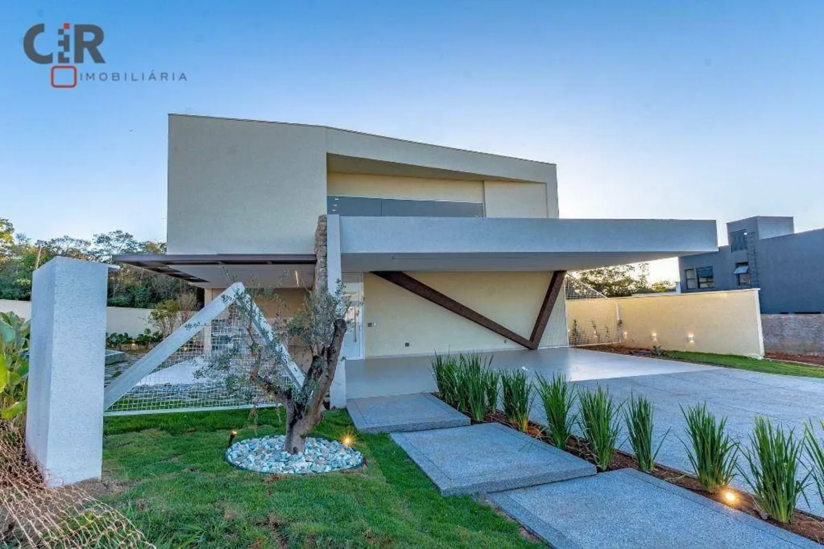 Apresentamos um sobrado , que se destaca por sua arquitetura contemporânea, sing...