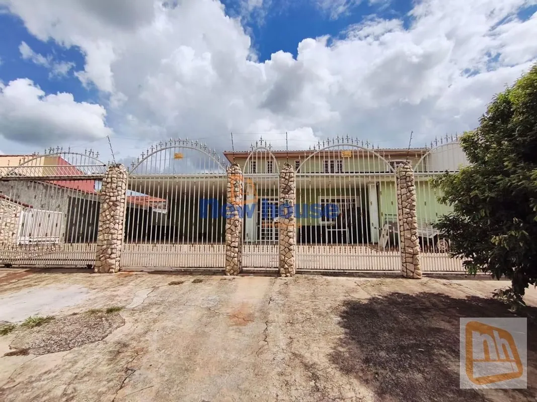 Este imponente sobrado foi construído em dois lotes de 300 m² cada, totalizando ...