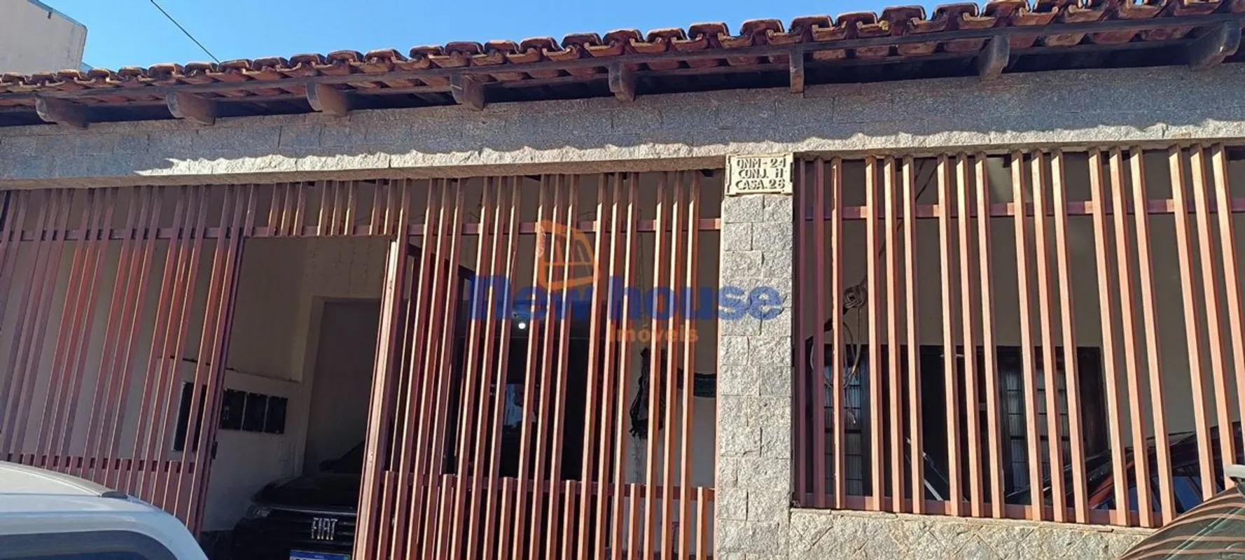 VENDE-SE CASA NA QNM 24, CONJUNTO HEstá procurando uma casa espaçosa com uma seg...