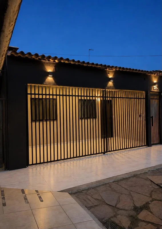 A GCASTRO IMÓVEIS VENDE !!!Ótima casa linda nova contendo 3 quartos Sendo uma su...