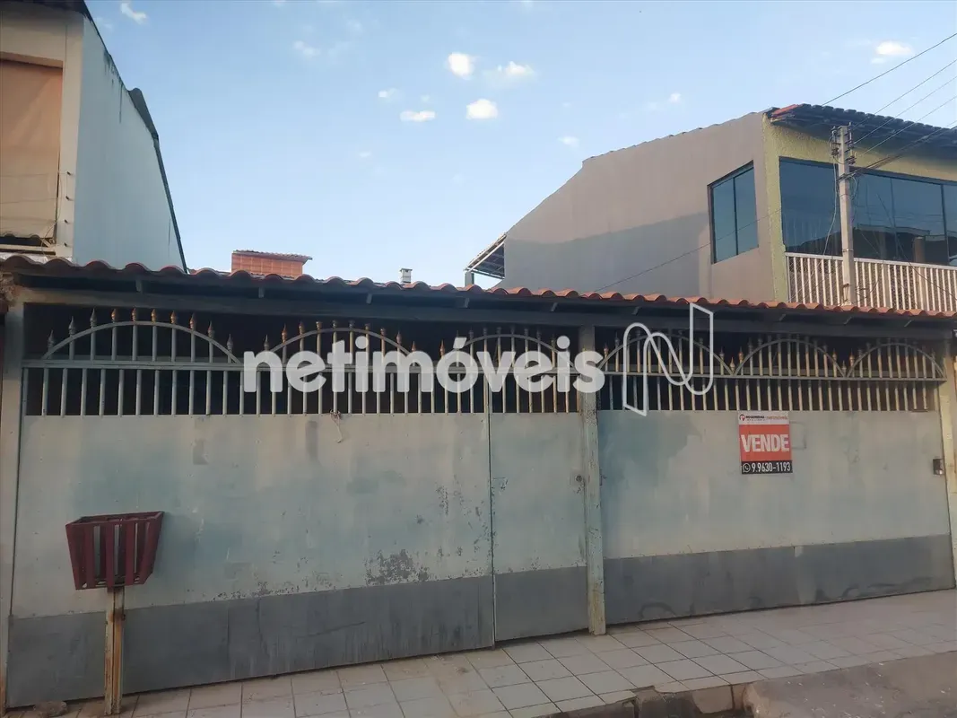 Casa térrea com aproximadamente 110m² de construção, em terreno de 120m².Sala de...