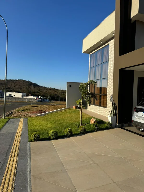 Apresentamos uma residência que traduz elegância contemporânea, conforto e quali...