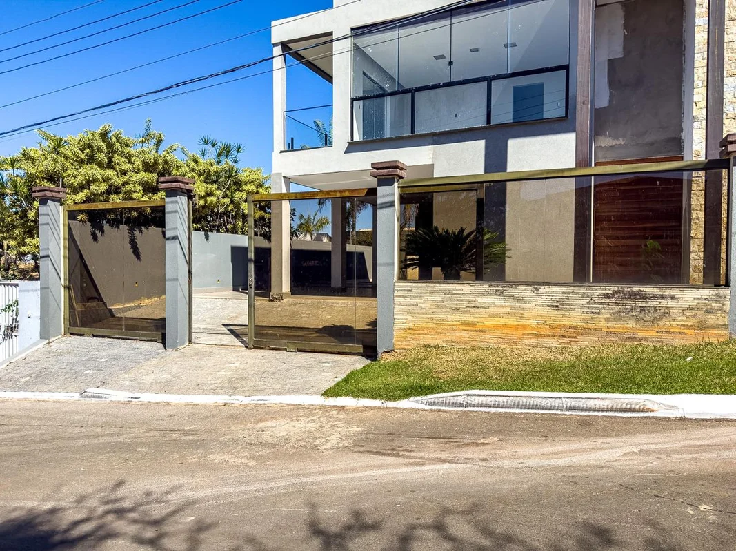 **Excelente Casa na Avenida Cruz – Frente para Águas Claras**Obs:Imóvel em fase ...
