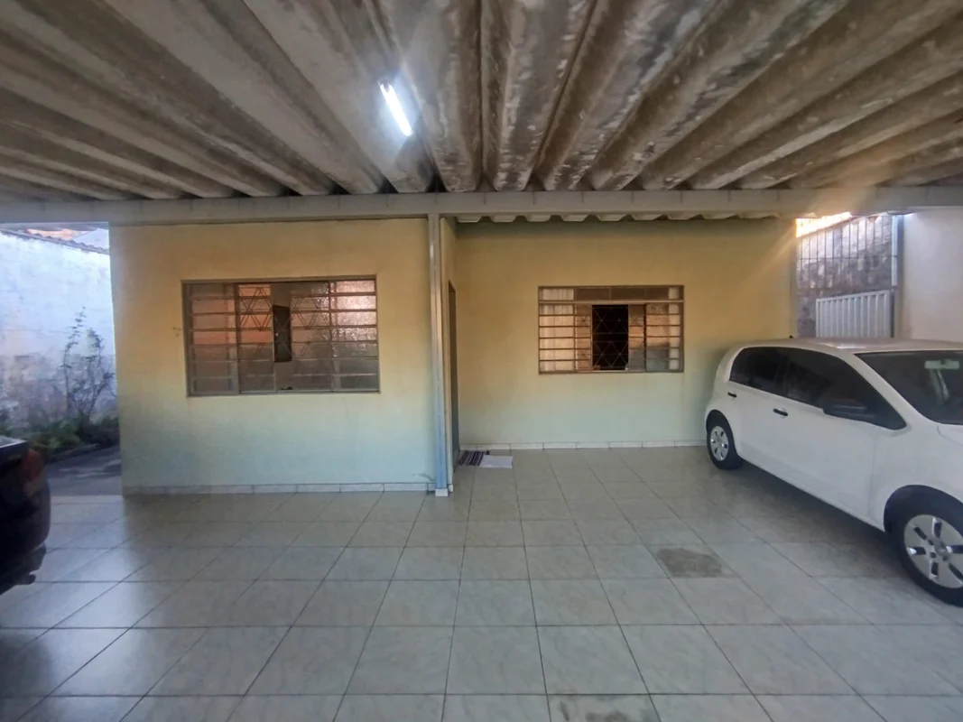 Casa usada, sozinha no lote, com 4 quartos, 3 banheiros, sala de estar, sala de ...