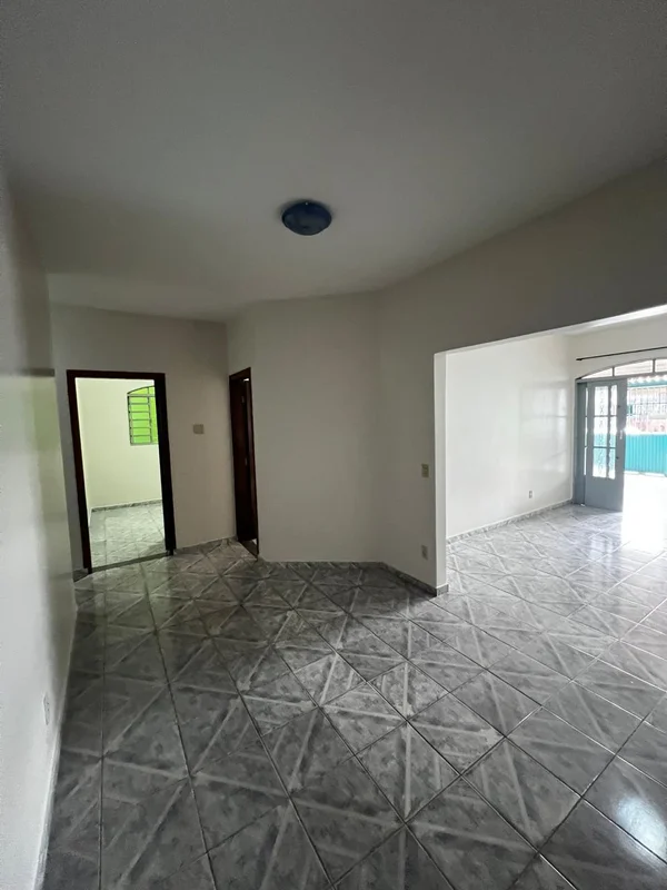 Casa no setor central - GamaSala ampla para 2 ambientes, 3 quartos, sendo 1 suít...