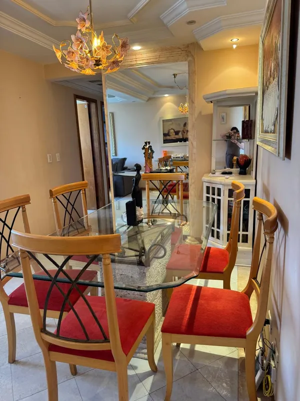 Apartamento com 3 quartos, sendo uma suíte.Completo em armários e totalmente mob...
