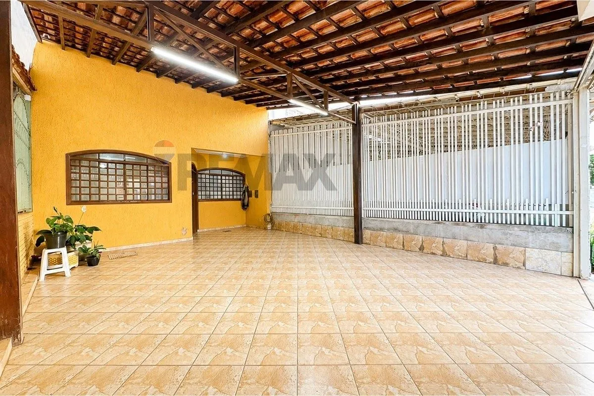 Casa à Venda no Núcleo Bandeirante | 150 m² Construídos | 3 Quartos | Área de La...