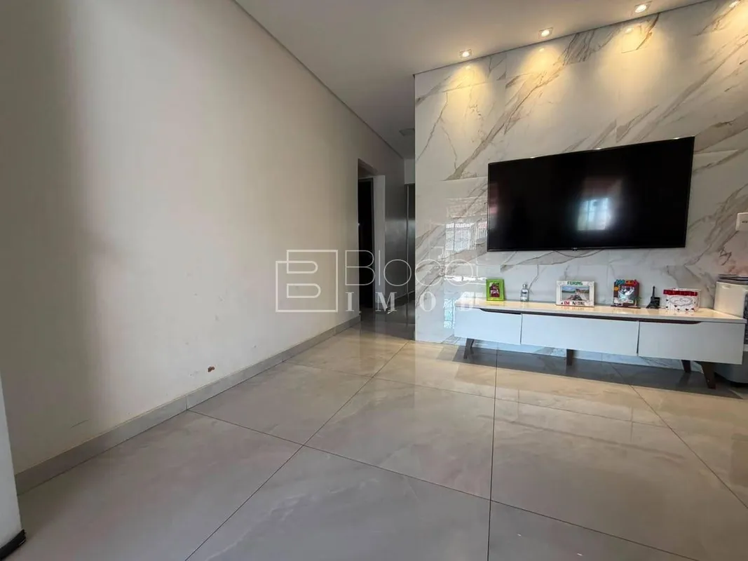 VENDOÁGIO de casa com 2 quartos na Quadra 800 do Recanto das EmasCasa composta p...