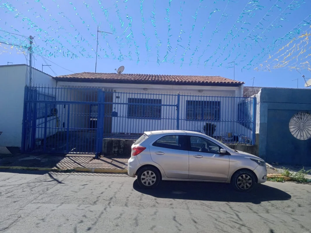 VENDE-SE UM CASA NA QNM 21 CEILÂNDIA NORTE!Possui: CASA DA FRENTE03 quartosSalaC...