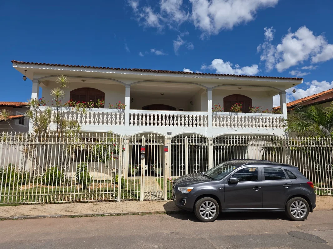 Excelente residência com aproximadamente 600m² de área construída.No térreo, o i...