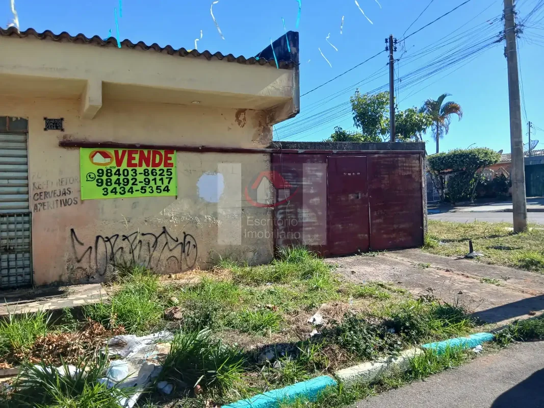 Imagine morar em uma casa de esquina na Quadra 306 Conjunto 5, no Recanto das Em...