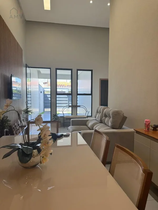 Descubra uma casa confortável e bem localizada na Rua das Rocas, no Jardim Atlân...