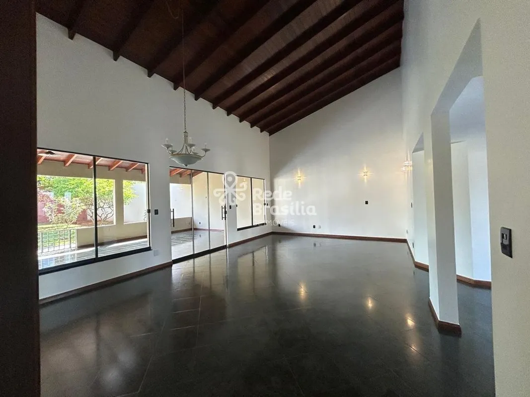 CASA REFORMADA EM CONDOMÍNIO NO LAGO SUL | 2 SUÍTES | ESPAÇO GOURMET | AMPLO QUI...