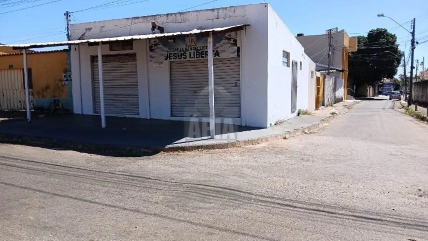 LOTE DE ESQUINA, NA RUA MACHADO DE ASSIS COM RUA SANTA VITÓRIA. NA FRENTE TEM CO...