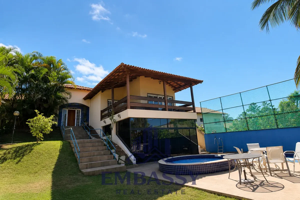 Descubra o conforto e a praticidade de morar no Ville de Montagne, uma casa de p...
