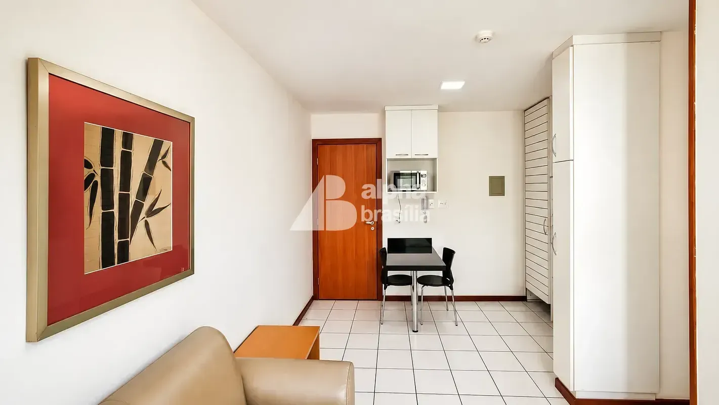 Kitnet Mobiliada 25m²Sala com sofá e rack para computadorQuarto com cama de casa...