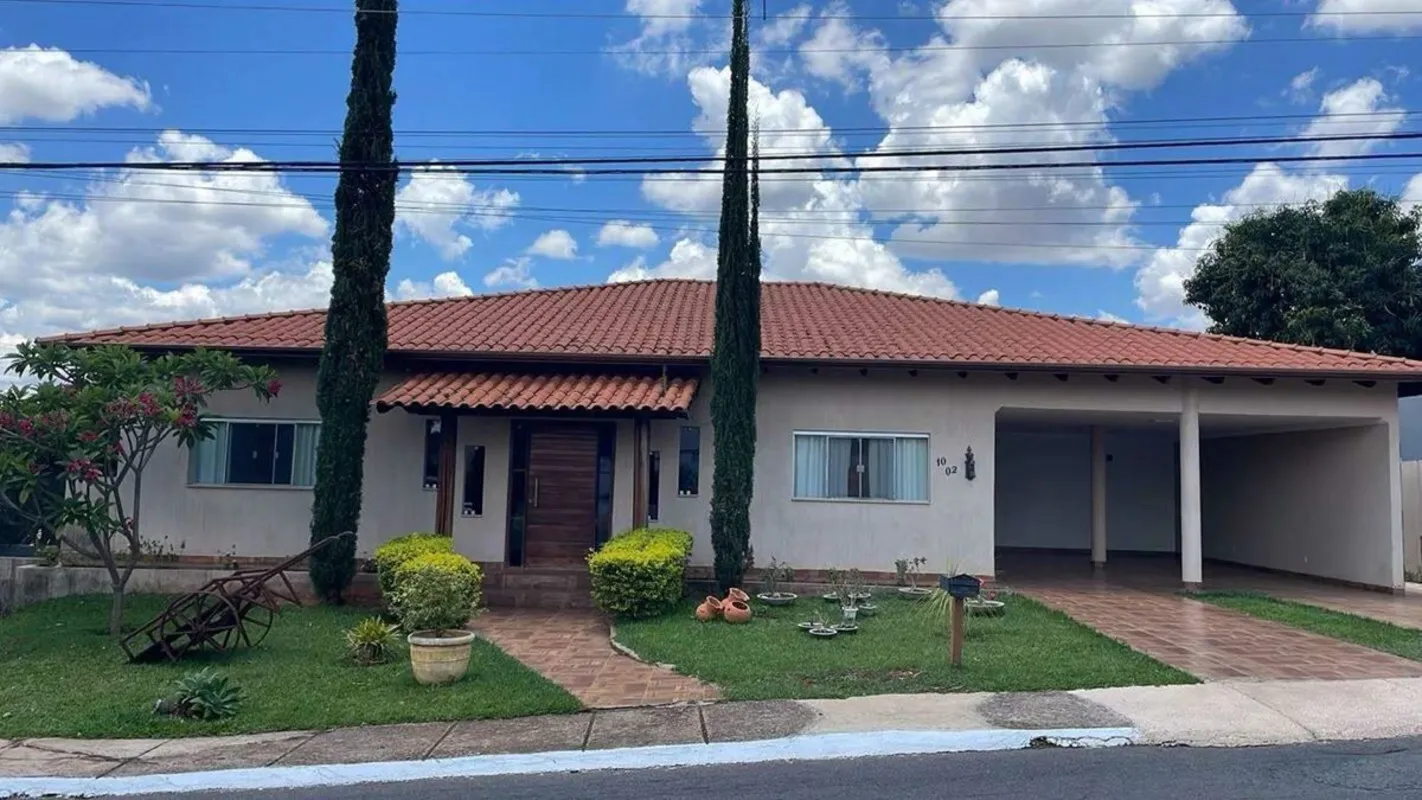 Casa Térrea de Alto Padrão com 4 Suítes, Piscina e Espaço Gourmet em Condomínio ...
