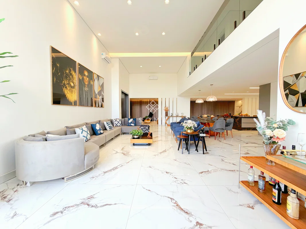 ESPECIFICAÇÕES DA CASA:- Projeto de iluminação moderno- Ampla sala de estar com ...