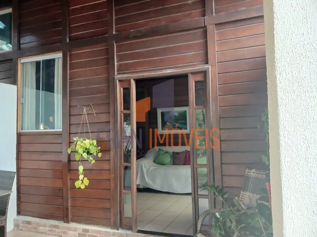 Seu refúgio em meio à natureza espera por você! Esta charmosa casa de madeira, c...