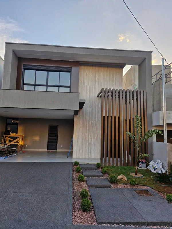 Sobrado de alto padrão localizado no Jardins Capri, terreno de 250m², casa com 1...