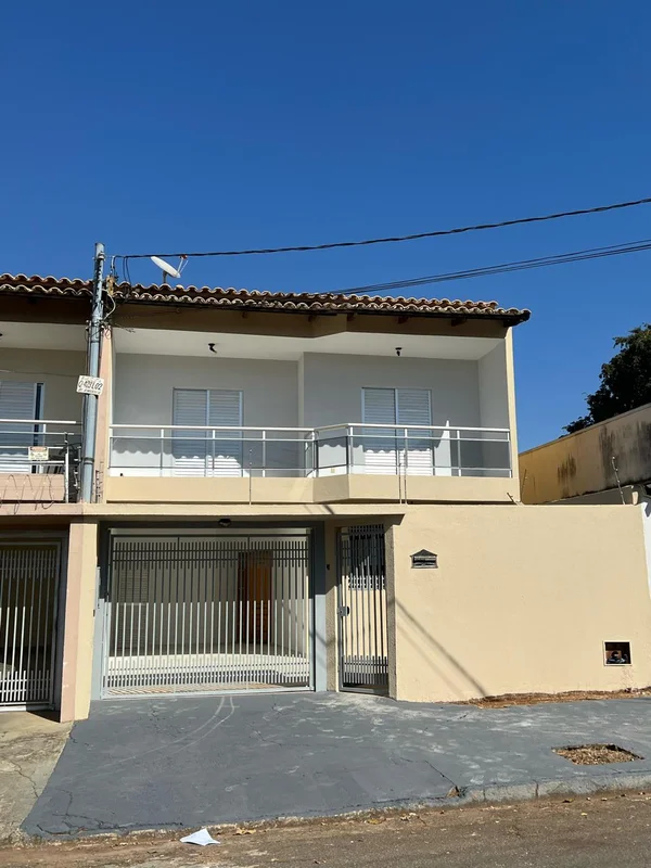Casa sobrado, localizado no melhor do Jardim América, na Rua C 158. O sobrado co...