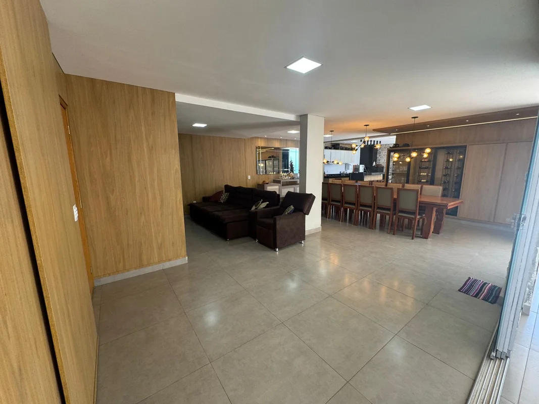 Terreno 431Área construída real 312mÁrea averbada 293mSobrado Jaó4 suítes, uma m...