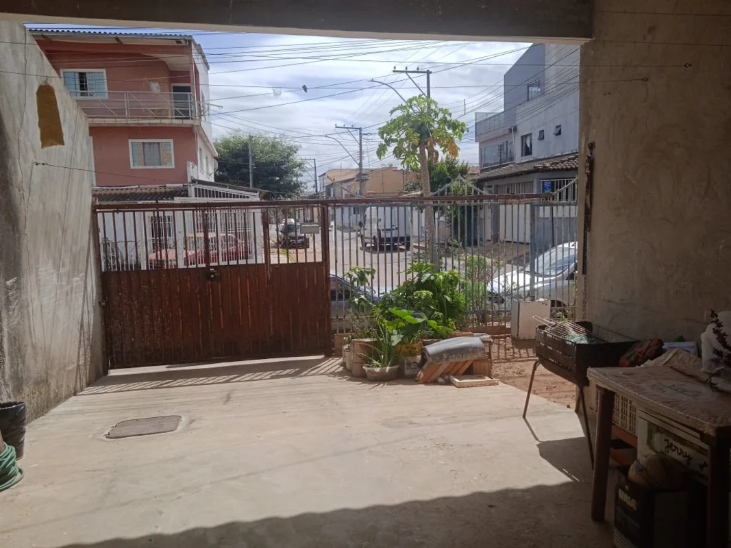 VENDE-SE UM CASA NA Quadra 300 RECANTO DAS EMAS!Possui: 03 quartos, sendo uma su...