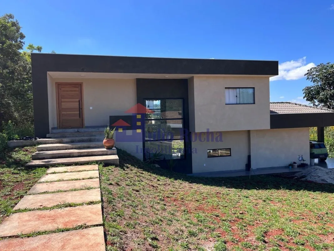 JULIO ROCHA IMOBILIÁRIA VENDE!MARAVILHOSA CASA NO CONDOMÍNIO SOLAR DA SERRA, À A...