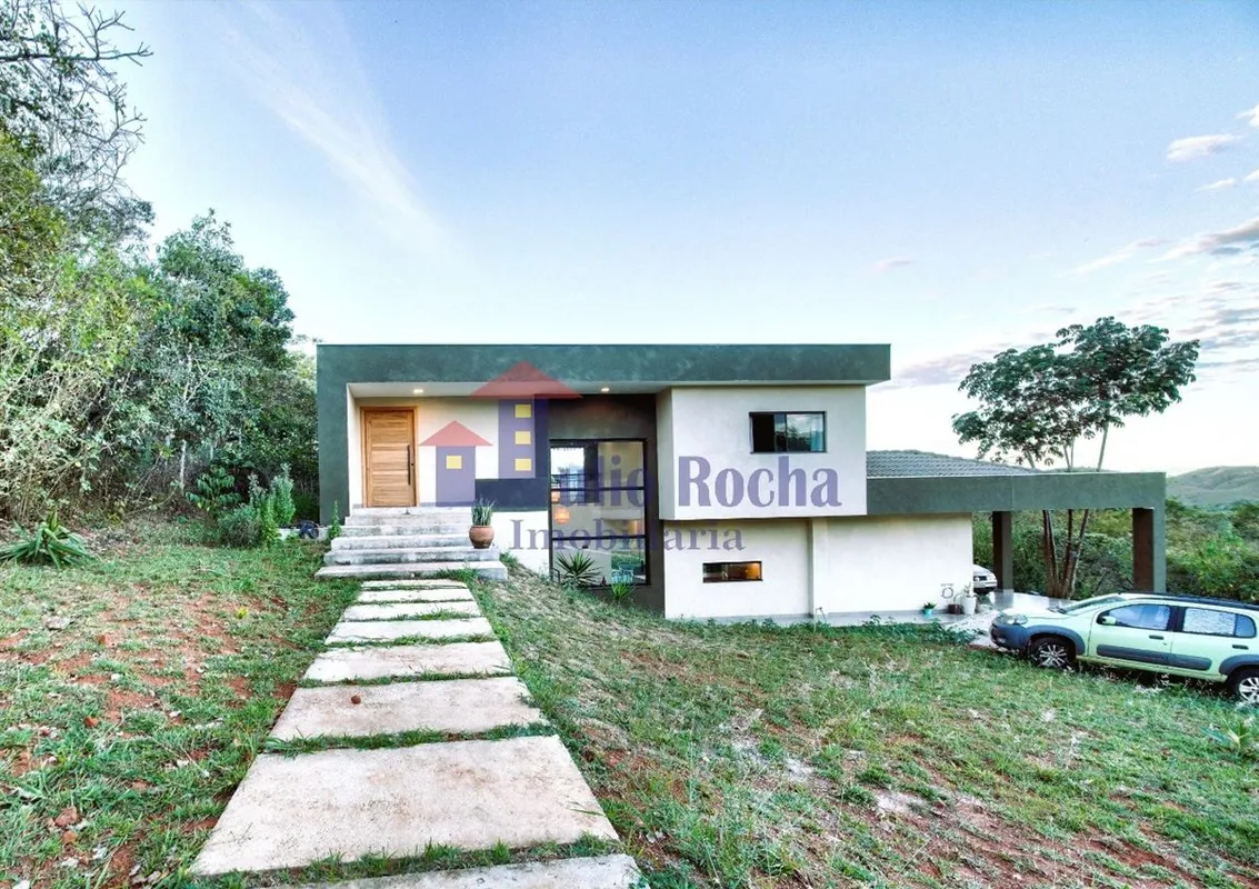 JULIO ROCHA IMOBILIÁRIA VENDE!MARAVILHOSA CASA NO CONDOMÍNIO SOLAR DA SERRA, À A...