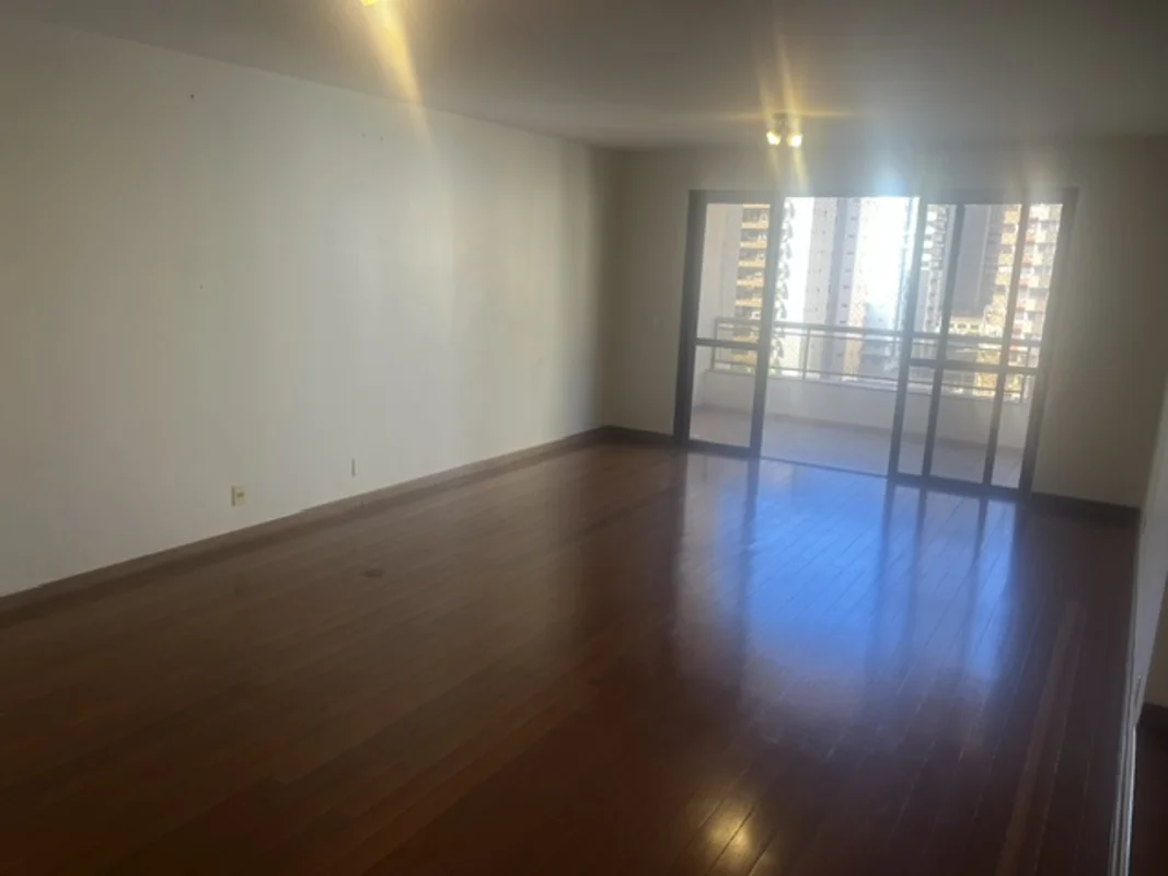 O imóvel está localizado no bairro Setor Bueno tem 249 metros quadrados com 4 qu...