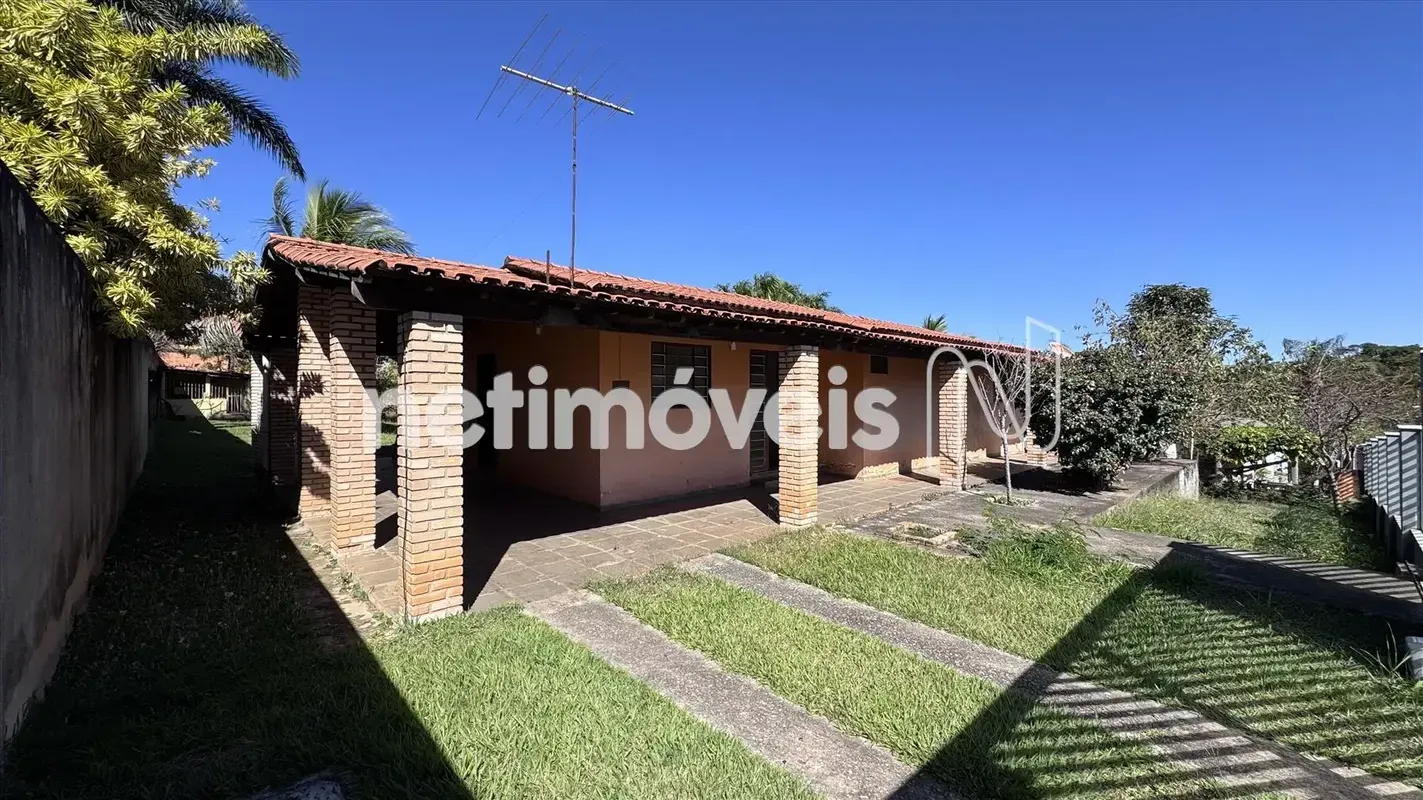 Casa térrea, com estrutura que permite uma reforma completa, oferecendo liberdad...