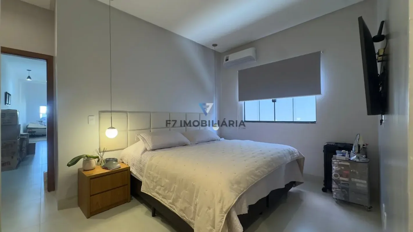 Oportunidade casa três quartos com uma suíte, Suíte e cozinha completa em armári...