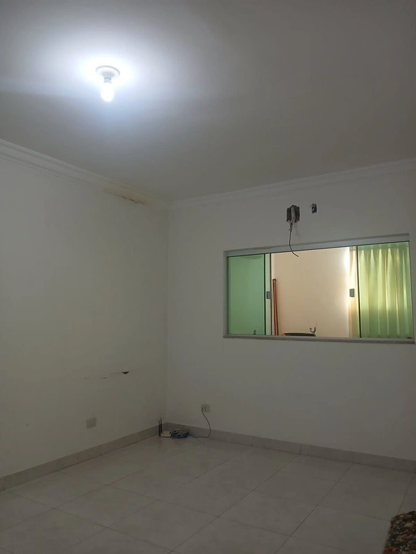 Sobrado semi novo no setor sudoesteContendo no piso inferior: garagem para 4 car...