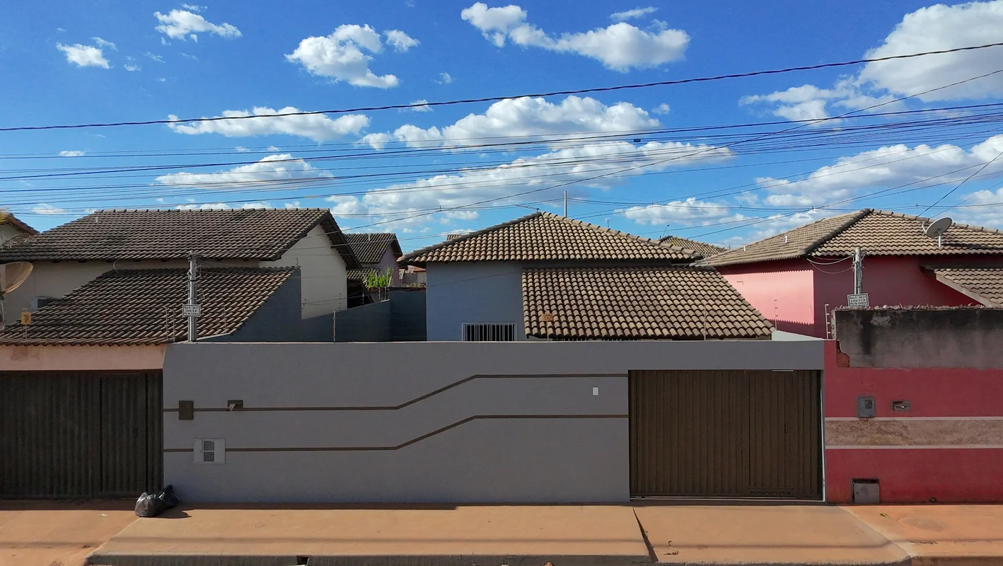VENDE-SE uma linda e aconchegante casa com:Área construída de 105,85 m², Lote 20...