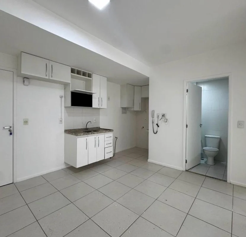 Apartamento de 01 quarto com armário, sala/cozinha com armários, banheiro com ar...