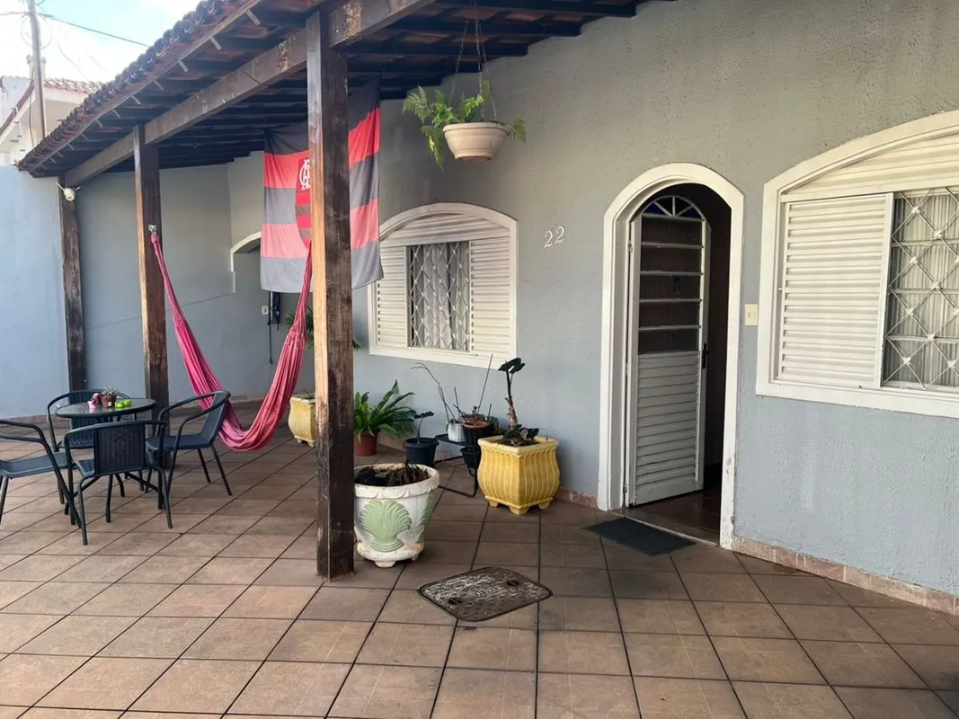 03 quartos, sendo 1 suíte;Sala de TV;Sala de jantar;Cozinha;Banheiro social;DCE ...