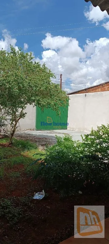 Excelente opção para moradia imediata e construção futura!Lote com grande espaço...