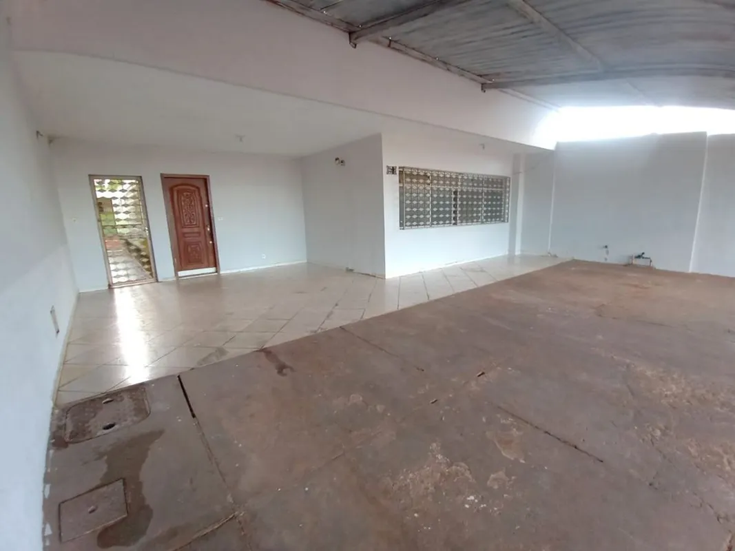Casa de frente e fundos, sendo a da frente com 03 quartos, sendo 01 suíte, 01 ba...