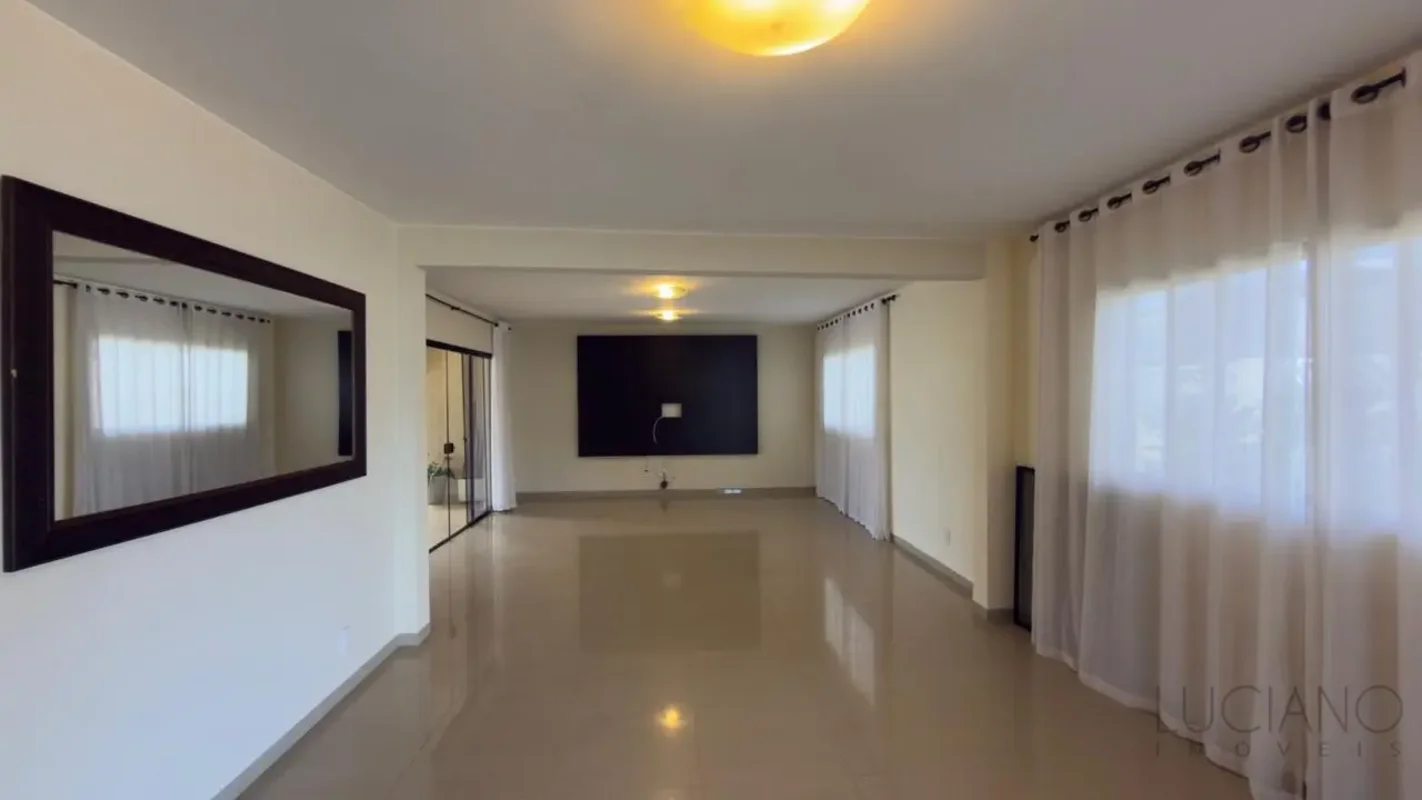 Imóvel desocupado !!!- Descrição:- Salão com dois ambientes;- 1 Suíte no piso in...